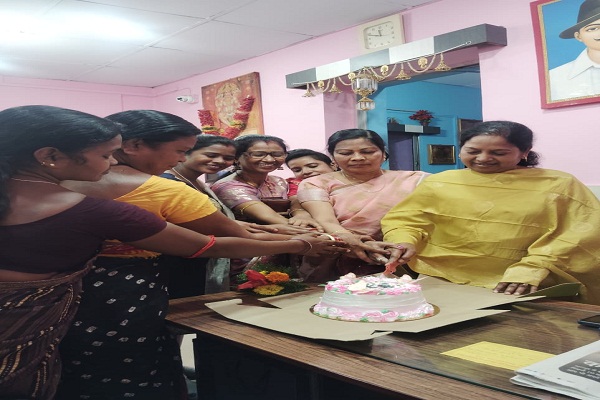 Gua : गुवा झारखंड मजदूर संघर्ष संघ के कार्यालय में मना अंतरराष्ट्रीय महिला दिवस, महिलाओं से जागरूक होने का आह्वान