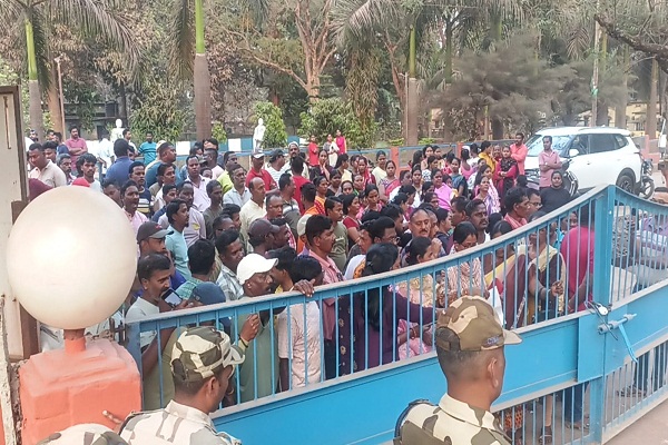 Gua : सेल की गुवा माइंस में एमडीओ लागू करने के विरोध में मजदूरों व ग्रामीणों ने निकाली विशाल रैली, जोरदार प्रदर्शन कर जताया विरोध