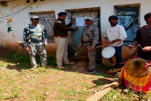 Gua : फरार आरोपी के खिलाफ COURT ने जारी किया इश्तेहार, पुलिस ने घर पर चस्पाया