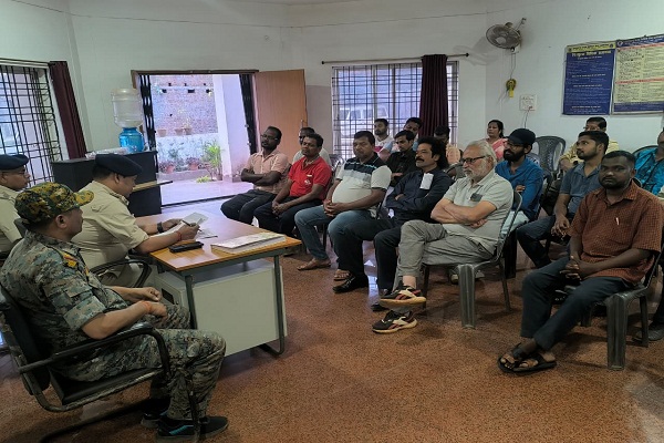 GUA : गुवा थाना परिसर में शांति समिति की बैठक, ईद, रामनवमी और सरहुल पर्व शांतिपूर्ण माहौल में मनाने का लिया गया संकल्प