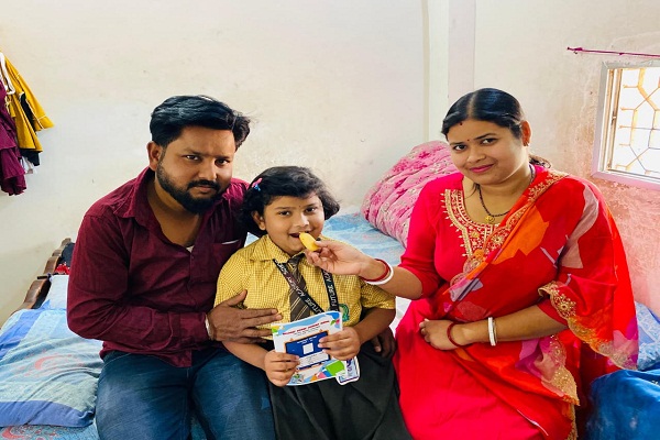 Gua : वेल्डन फ्यूचर एकेडमी स्कूल की वंशिका साहू ने टॉपर बनकर रचा इतिहास, बड़ाजामदा थाना प्रभारी बालेश्वर उरांव ने पुरस्कार देकर किया सम्मानित