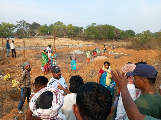 Jadugora : हितकू में अतिक्रमण कर घेरा जा रहा सरकारी रास्ता, ग्रामीणों ने काम बंद कराकर जताया विरोध