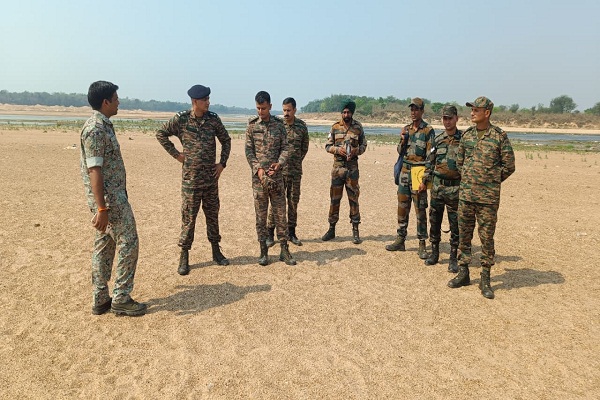 Bahragora : स्वर्णरेखा नदी से बरामद महाशक्तिशाली बम को सेना ने कब्जे में लिया, निष्क्रिय करने में जुटी