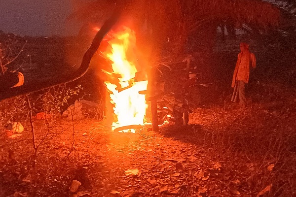 Jadugora : हरियाणा में कंपनी दुर्घटना में मारे गए जादूगोड़ा के चार युवकों का शव पहुंचते ही गमगीन हुआ माहौल, दाह संस्कार में उमड़ी भीड़