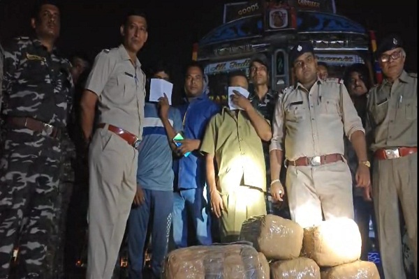 Jhargram :  झाड़ग्राम पुलिस को बड़ी सफलता, नाका चेकिंग के दौरान लॉरी से 100 किलोग्राम गांजा बरामद, चालक-खलासी गिरफ्तार