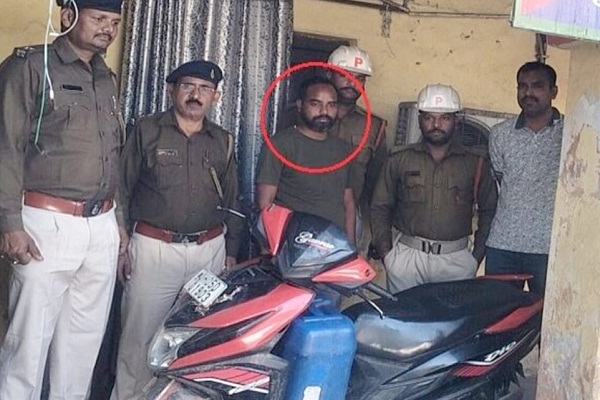 Jamshedpur : जुगसलाई रेलवे फाटक गोलचक्कर पर ट्रैफिक पुलिस की बड़ी कार्रवाई, 80 लीटर अवैध देसी शराब जब्त