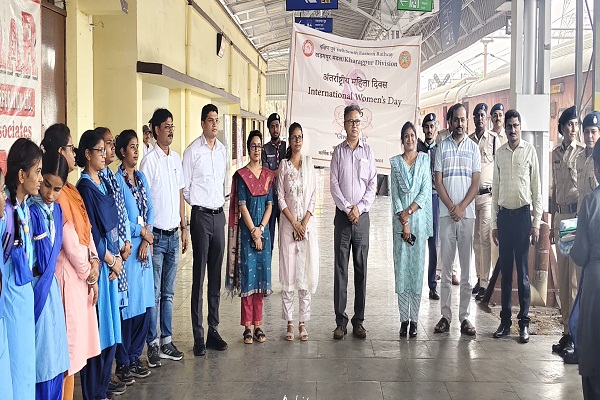 Kharagpur : महिला सशक्तिकरण और भारतीय रेल में महिलाओं के योगदान को मिला सम्मान, कन्याकुमारी –दिब्रुगढ़ विवेक एक्सप्रेस का पूर्ण संचालन महिला कर्मचारियों ने किया