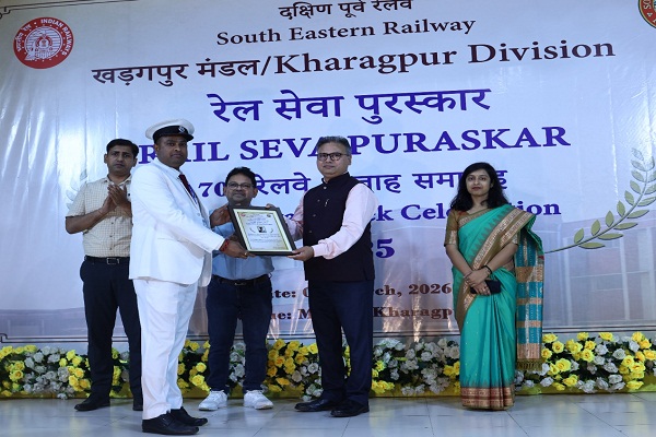 Kharagpur : रेल सेवा पुरस्कार के तहत दपूरे खड़गपुर मंडल के विभिन्न विभागों को मिला इफिशिएंसी शील्ड