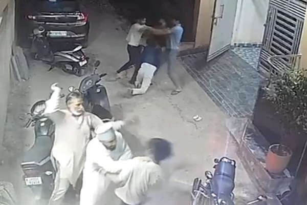 Jamshedpur : मानगो में पार्किंग को लेकर आपस में उलझे रिश्तेदार, मारपीट के बाद थाने पहुंचा मामला