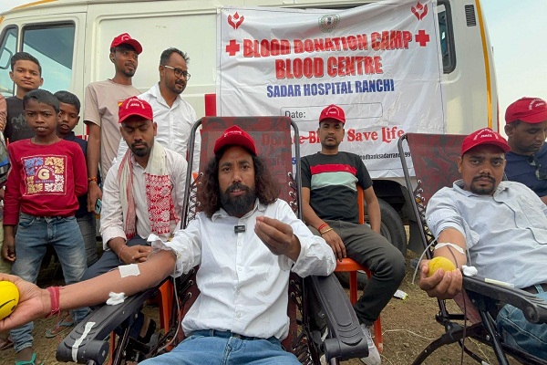 Muri : रक्तदान के प्रति सही जानकारी व जागरूकता आवश्यक : देवेंद्र नाथ महतो