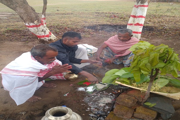 Muri : सरहुल पर पिस्का सरना स्थल में साल पेड़ की हुई पूजा, रंगवा-रंगुली की दी गई बलि