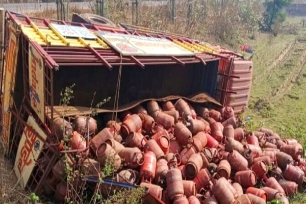 Nimdih : नीमडीह थाना क्षेत्र में गैस सिलेंडरों से लदा ट्रक पलटा, बड़ा हादसा टला