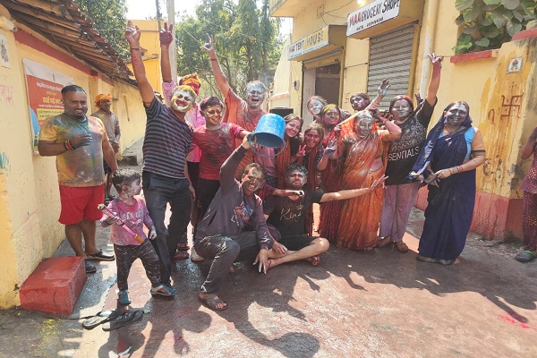 Potka : प्रेमनगर में धूमधाम से मनाई गई होली, घर-घर जाकर दी होली की शुभकामनाएं 