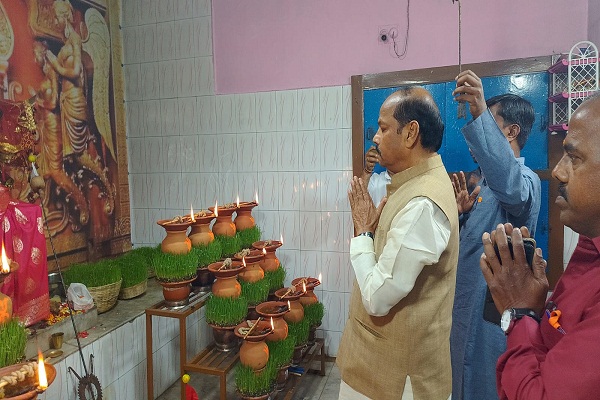 Jamshedpur : टुइलाडुंगरी शीतला माता मंदिर में पूर्व मुख्यमंत्री रघुवर दास ने माथा टेक लिया आशीर्वाद