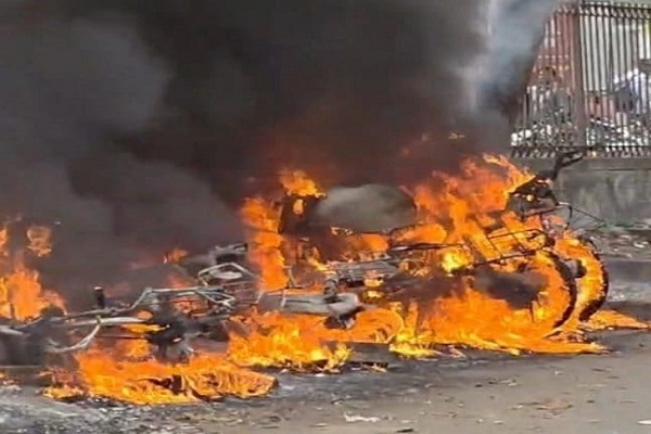 Jamshedpur : साकची गुरूद्वारा के पीछे कचरे के ढेर में लगी आग, समीप खड़ी पांच बाइक व साइकिल जलकर खाक