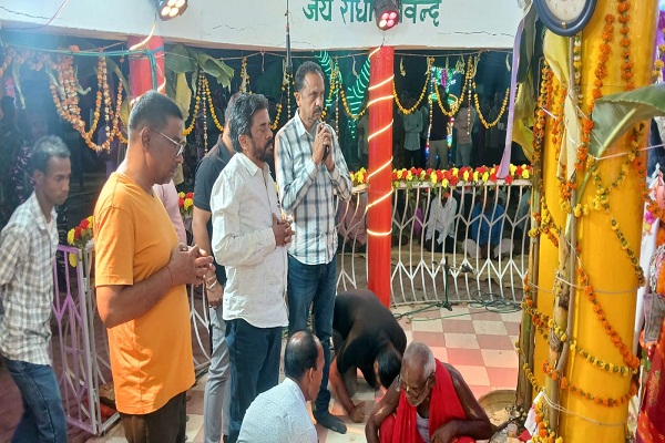 Baharagora : विधायक समीर मोहंती ने अखंड हरिनाम कीर्तन में टेका मत्था