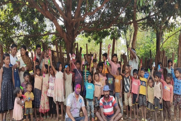 West Singhbhum : सारंडा के बीहड़ों में समाजसेवी संतोष पंडा ने मनाई रंगों की अनोखी होली, वंचित वर्ग के बच्चों के बीच बांटी खुशियां