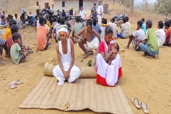 Gua : दो वर्ष बाद सरना धर्म में लौटा एक परिवार, परंपरा के अनुसार हुआ शुद्धिकरण