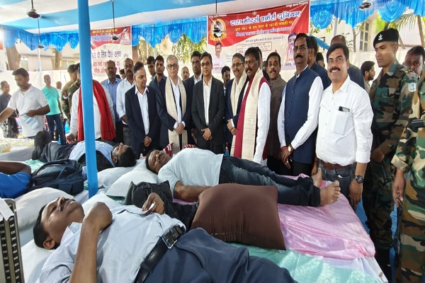 Blood Donation : टाटा मोटर्स वर्कर्स यूनियन ने रक्तदान का बनाया रिकार्ड, एक दिन में 3140 यूनिट रक्त हुआ संग्रहित, यूनियन कार्यालय में टाटा साहब के प्रतिमा का हुआ अनावरण, कंपनी के उच्चाधिकारी व राजनेता हुए शामिल