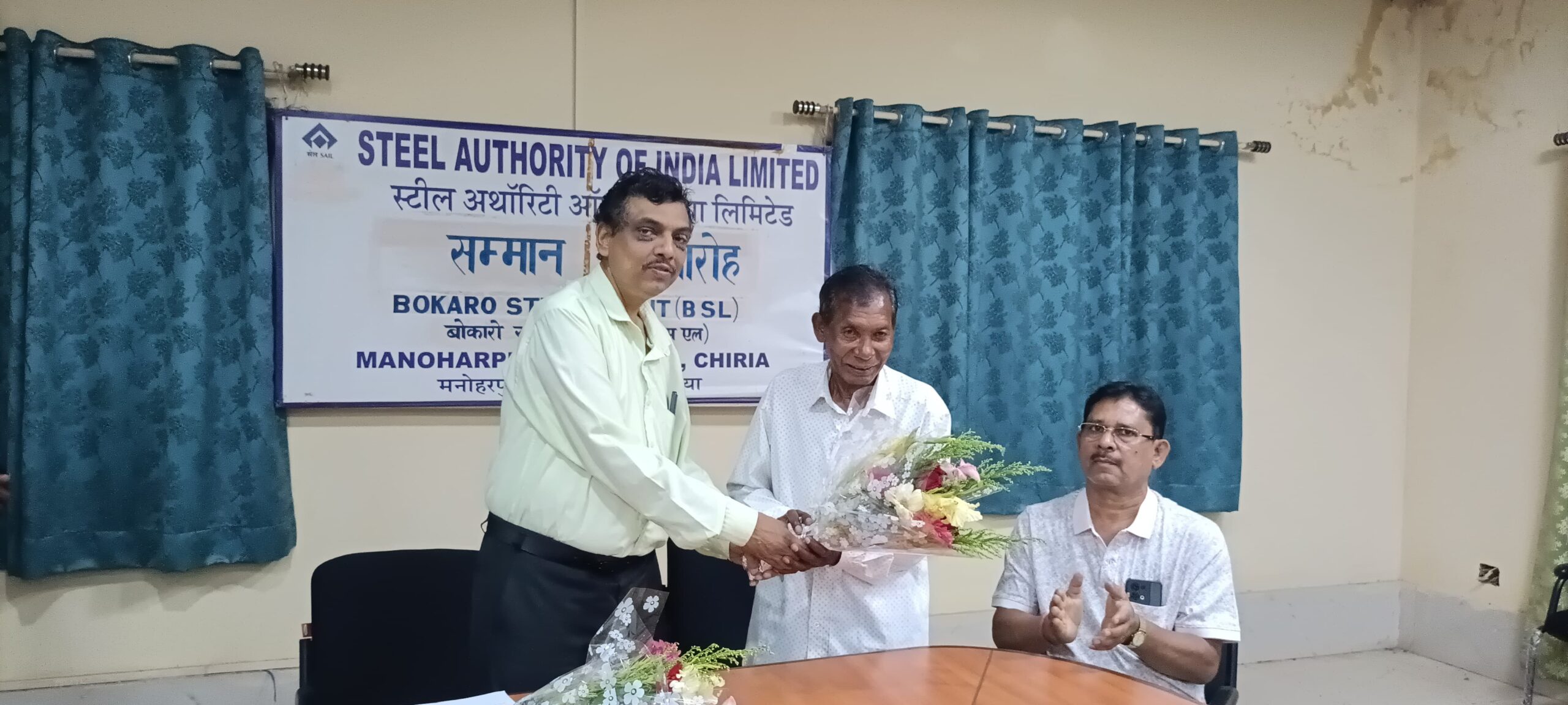 Gua : सेल माइंस चिरिया के सेक्शन ऑफिसर अवधेश सिंह एवं सेल कर्मी सुखराम सेवानिवृत, दी गई भावभीनी विदाई