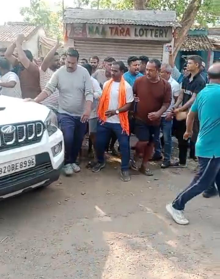 Kharagpur : भाजपा नेता दिलीप घोष को चुनाव प्रचार के दौरान करना पड़ा विरोध का सामना, जय बांग्ला व जय श्रीराम के नारे से तनावपूर्ण हुआ माहौल 