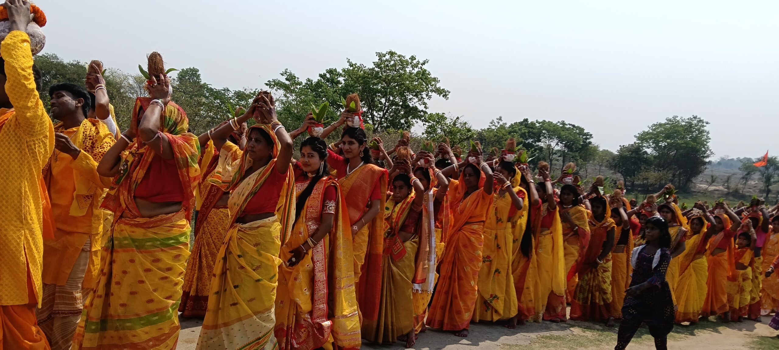 Rajnagar : खैरबनी में नवनिर्मित हरि मंदिर की प्रतिष्ठा, 300 महिलाओं ने निकाली भव्य कलश यात्रा