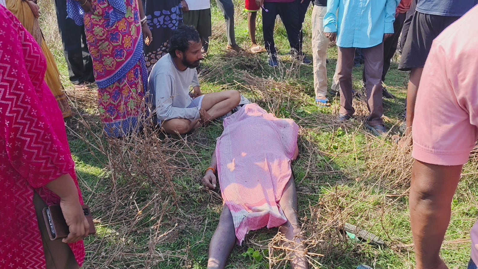 Jhargram : श्मशान काली मंदिर के पास शव मिलने से इलाके में सनसनी और तनाव, विषाक्त पदार्थ खिलाए जाने के बाद हत्या की आशंका 