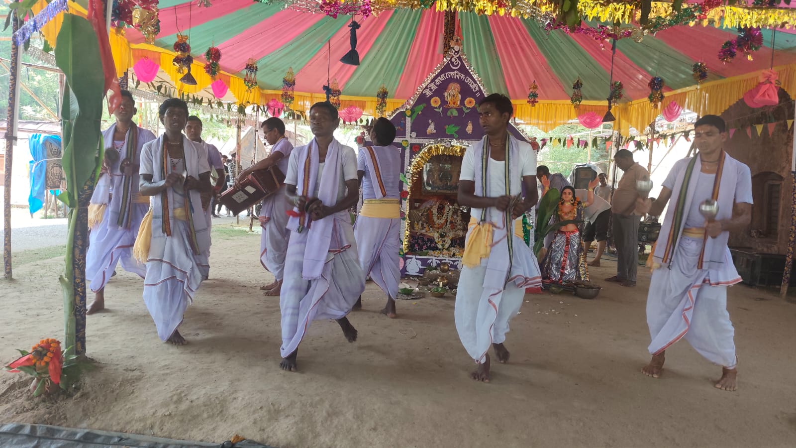 Bahragora : भक्ति का केंद्र बना छोटा पारुलिया, अखंड हरिनाम संकीर्तन से गुंजायमान हुआ क्षेत्र, उमड़ी श्रद्धालुओं की भारी भीड़