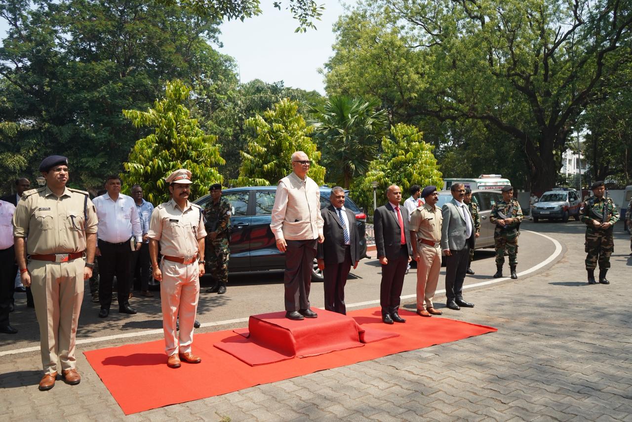 Jamshedpur : झारखंड उच्च न्यायालय के मुख्य न्यायाधीश जमशेदपुर पहुंचे, डीसी -एसएसपी ने किया स्वागत, गार्ड ऑफ ऑनर दिया गया 