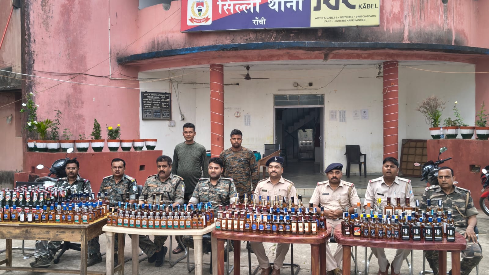 Muri : रामपुर चौक स्थित साहू होटल से भारी मात्रा में अवैध अंग्रेजी शराब बरामद, 