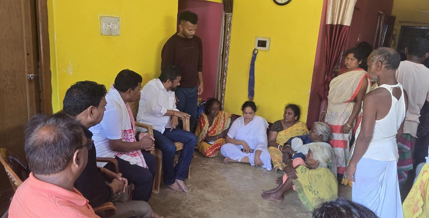 Bahragora : बहरागोड़ा के पाथरा पंचायत की मुखिया राधी मुर्मू के पति का निधन, दुःख की घड़ी में परिवार के साथ खड़े हुए विधायक समीर महंती, दी सांत्वना