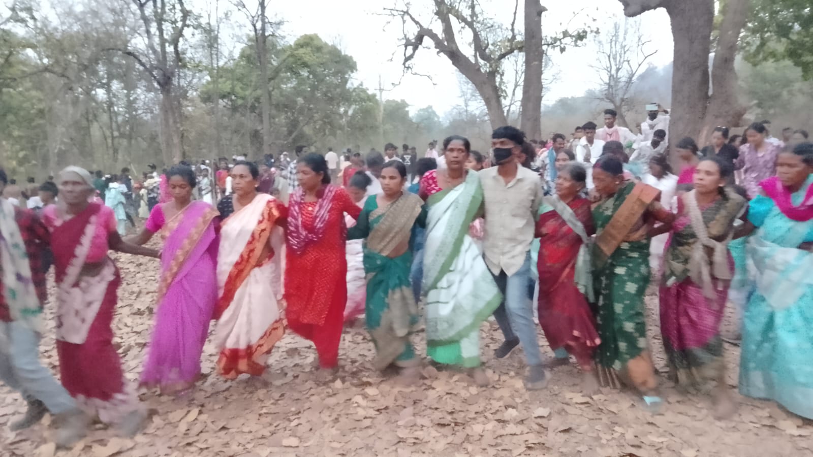 Gua : नुईया गांव में आदिवासी समुदाय ने धूमधाम से मनाया मागे पर्व