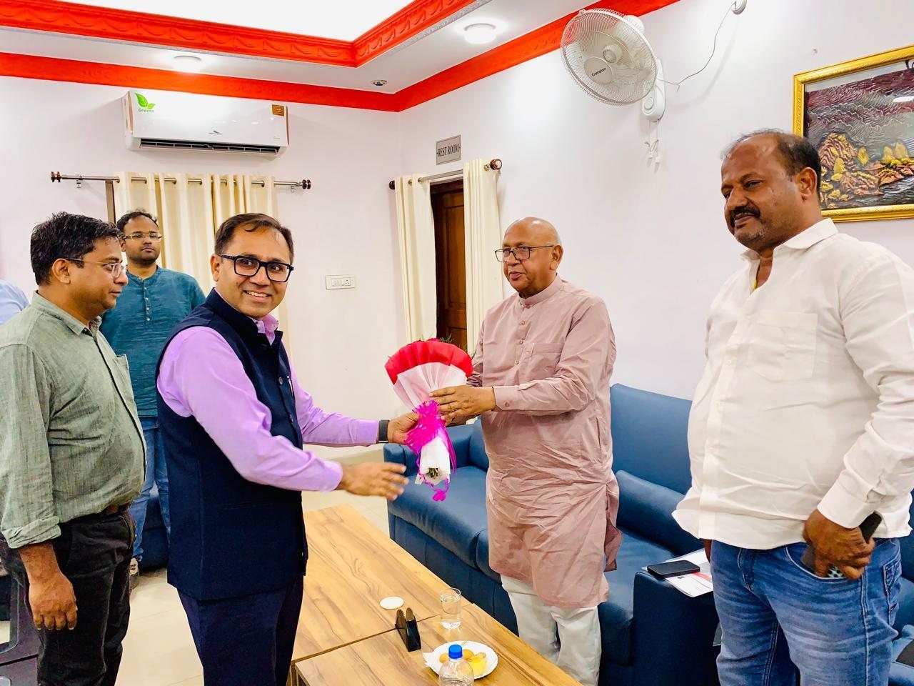 Jamshedpur : सरयू राय और चक्रधरपुर डिवीजन के डीआरएम के बीच हुई बातचीत, डीआरएम ने स्वीकारा, टाटानगर जंक्शन पर ट्रेने विलंब से पहुंच रही हैं; कारण भी बताया