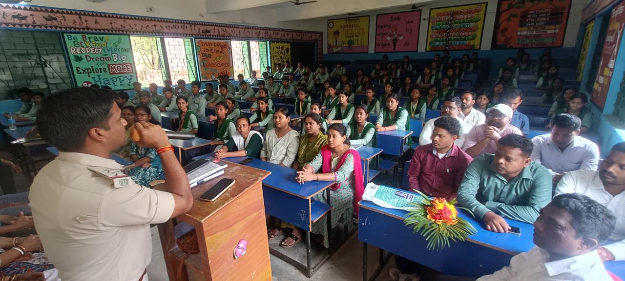 Bahragora : बहरागोड़ा पुलिस ने +2 हाई स्कूल में जागरूकता अभियान चलाकर छात्रों को नशे के दुष्परिणाम और NDPS Act के कड़े प्रावधानों के प्रति किया सजग