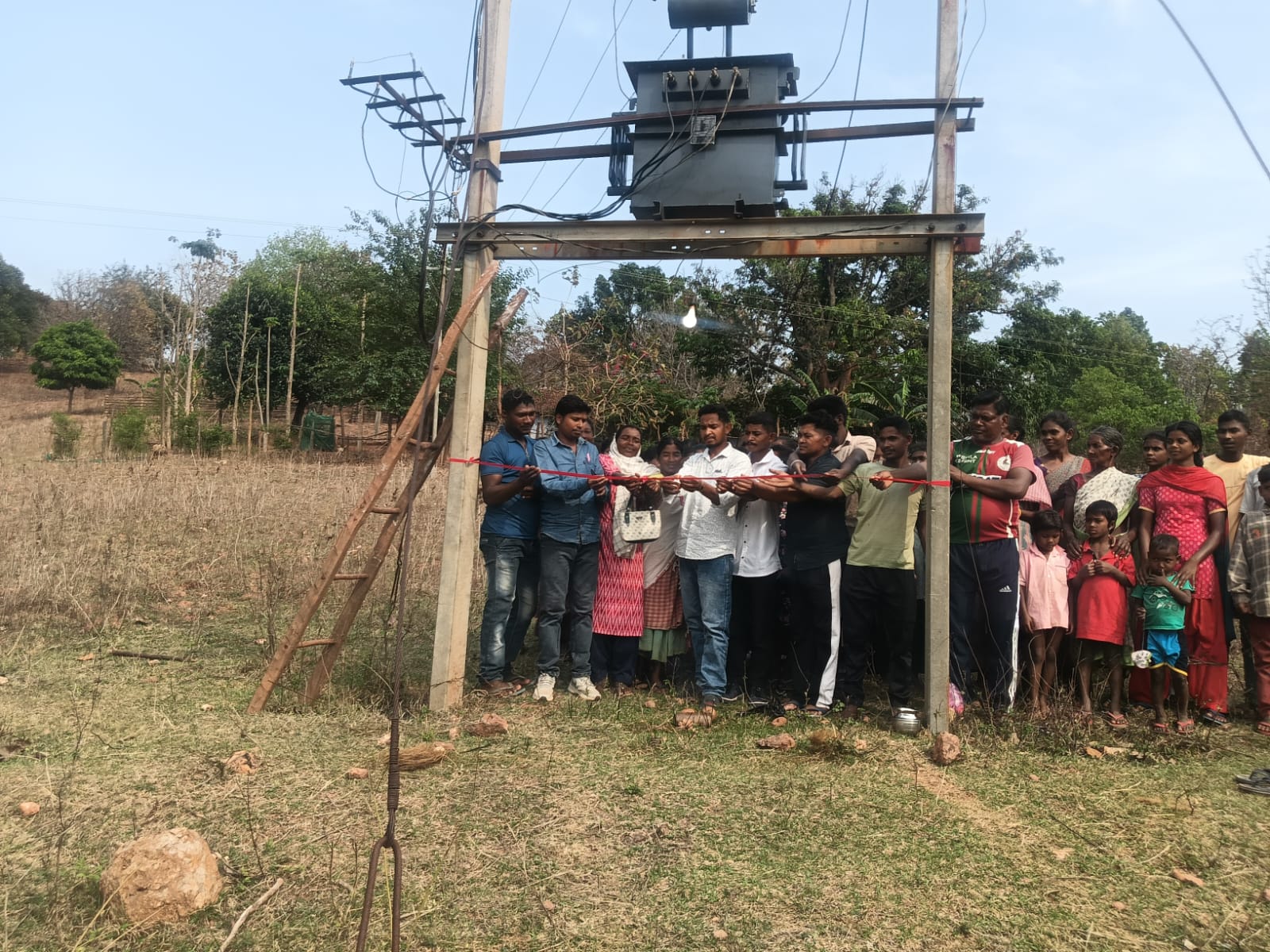 Chaibasa : चिरुकबेड़ा वनग्राम में विधायक सोनाराम सिंकु के प्रयास से लगा नया ट्रांसफार्मर