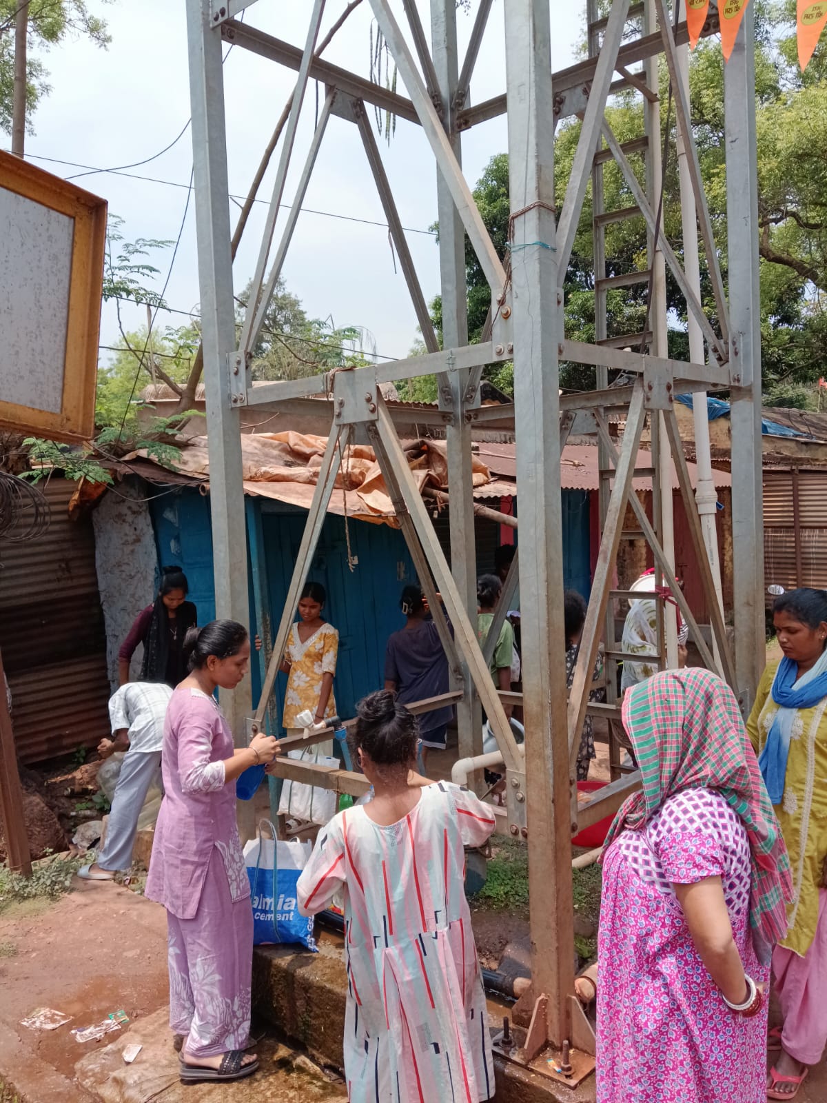Gua : आंधी से गुवा बाजार में बिजली गुल, पानी सप्लाई ठप होने से लोगों की बढ़ी परेशानी 