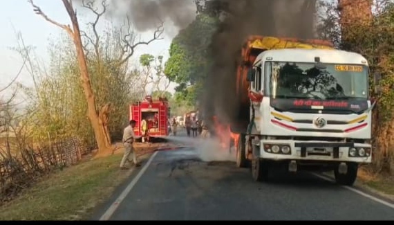 Muri : ट्रक के टायर में आग, दमकल की मदद से आग पर पाया गया काबू