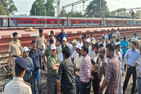 Kharagpur :संतरागाझी में चल रहे विकास कार्यों का DRM ने किया निरीक्षण