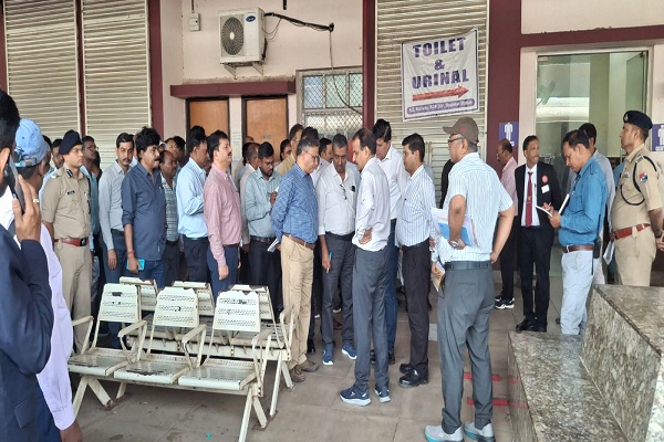 Shalimar : दपूरे के GM ने शालीमार व संतरागाछी रेलवे स्टेशन का किया गहन निरीक्षण, सुरक्षा मानकों का कड़ाई से पालन का निर्देश