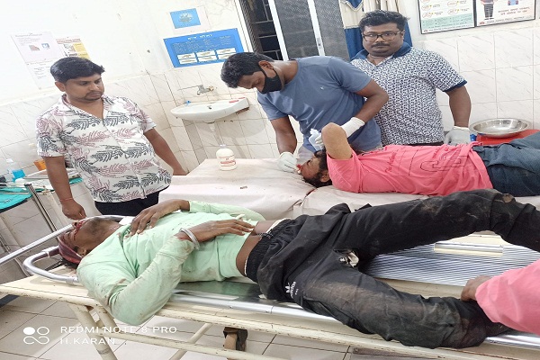 Bahragora : बहरागोड़ा में अनियंत्रित ट्रेलर ने बाइक सवार को रौंदा, गुरुसाईं गांव के दो युवक जीवन-मौत के बीच जूझ रहे