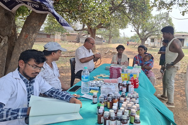 Gua : कंतोड़िया गांव में नि:शुल्क चिकित्सा शिविर का आयोजन, 50 से अधिक मरीजों की हुई जांच