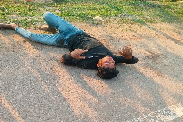 Bahragora : अज्ञात वाहन की टक्कर से बाइक सवार गंभीर रूप से घायल, प्राथमिक उपचार के बाद बारीपदा रेफर