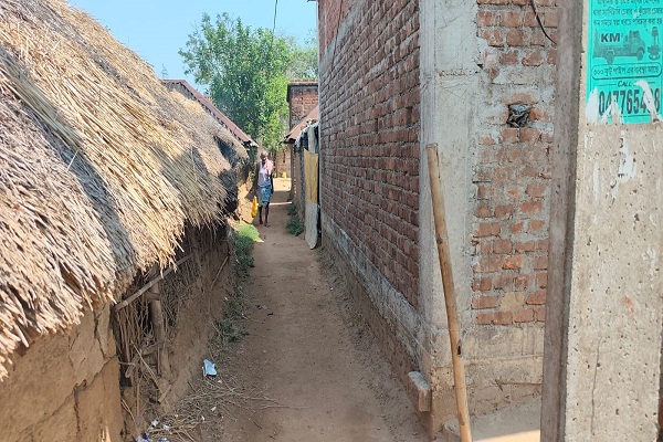 Bahragora : हल्की बारिश से कीचड़ में चलने को मजबूर हो जाते हैं कोटुआमुड़ा टोला के ग्रामीण