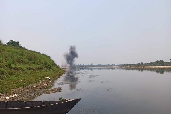 Bahragora : सुवर्णरेखा नदी से दूसरी बार बरामद विशालकाय जिंदा बम सेना ने किया नष्ट, ग्रामीणों ने ली राहत की सांस