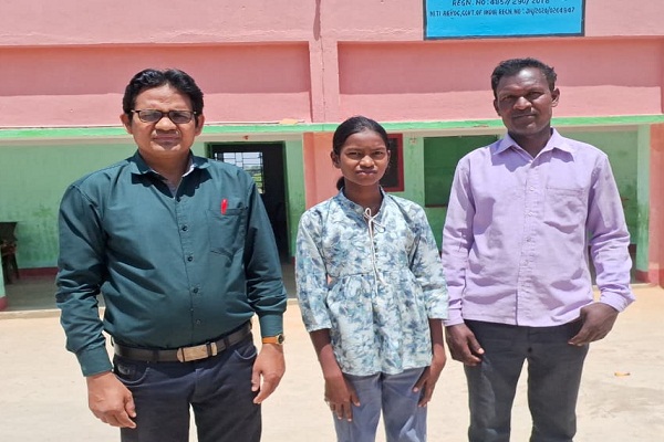 Potka : गरीबी नहीं बनी बाधा, पार्वती बास्के ने मेरिट में बनाई जगह; शिक्षकों के मार्गदर्शन से मिली सफलता