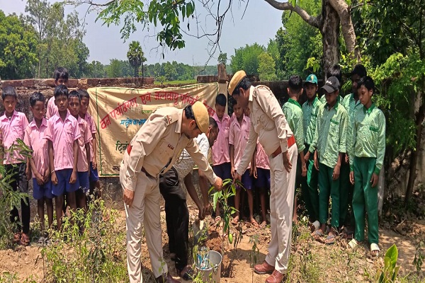 Bahragora : बनियाकुंदर मध्य विद्यालय में विश्व पृथ्वी दिवस का आयोजन, छात्रों ने पौधारोपण कर दिया ‘धरती बचाओ, जीवन बचाओ’ का संदेश
