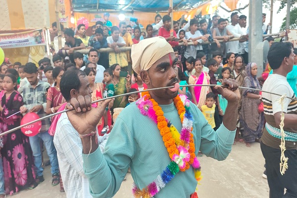 Bahragora : बहरागोड़ा के चित्रेश्वर व बहुलिया में गाजन महोत्सव का  आगाज, दिखा अटूट आस्था और अदम्य साहस  