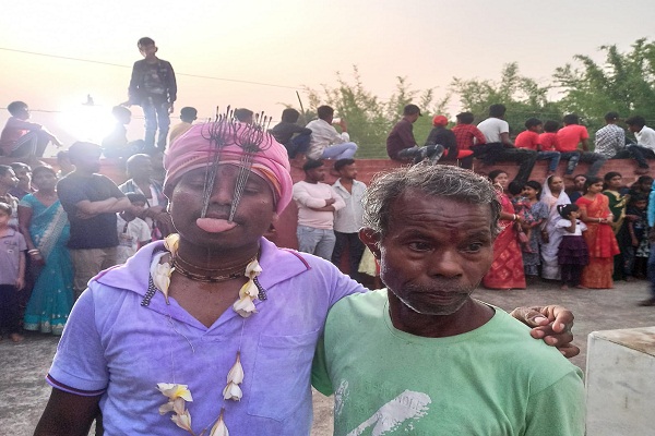Bahragora : मोहुलडांगरी में गाजन पर्व में दिखा आस्था और हठभक्ति का दिखा अनूठा संगम, जीभ में कील व त्रिशूल घोंपकर धधकते अंगारों पर चलकर हठभक्ति का किया प्रदर्शन