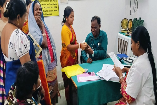 Bahragora : मानुषमुड़िया स्वास्थ्य केंद्र में उमड़ी गर्भवती महिलाओं की भीड़, मातृत्व अभियान के तहत 43 महिलाओं की हुई जांच