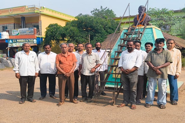 Bahragora : बहरागोड़ा में ‘विश्व प्रतिमूर्ति दिवस’ पर महापुरुषों को किया गया नमन, प्रतिमाओं की हुई साफ-सफाई